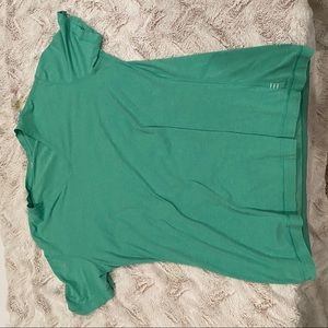 Lululemon men’s green v neck short sleeve tee